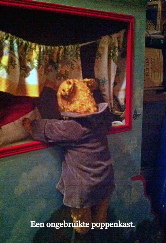 Een ongebruikte poppenkast.